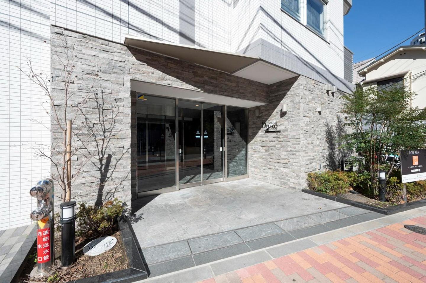 Mat Shinjuku West Apartemen *